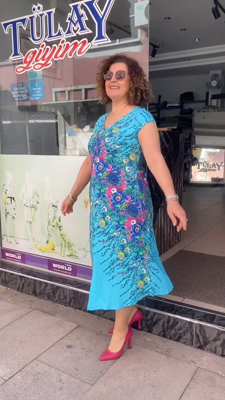 Nyomtatott V-nyakú ruha 2025