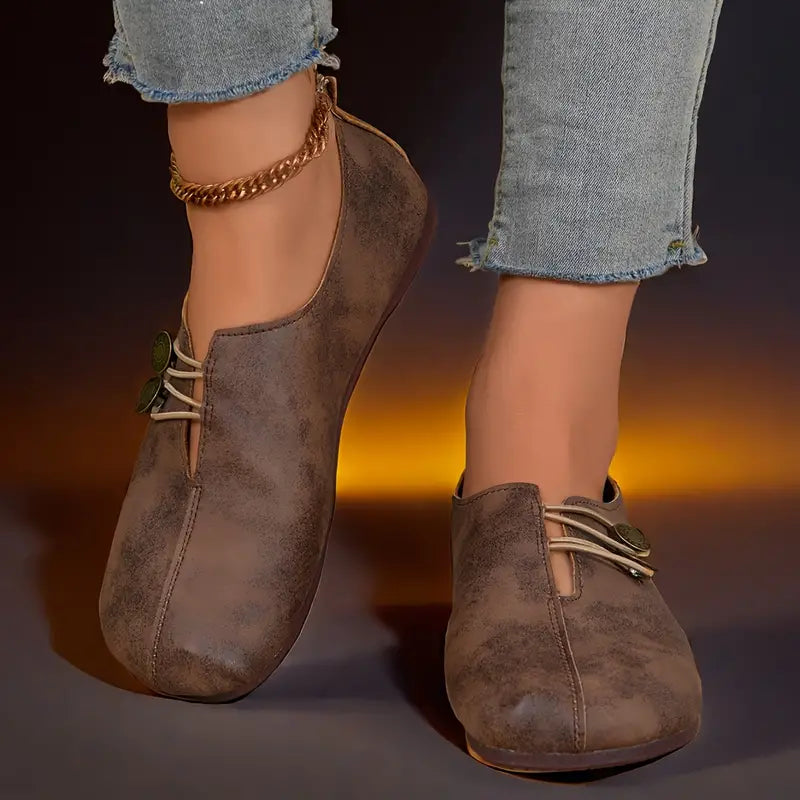 Elegáns női lapos cipő puha talppal, kerek orrral és csattal