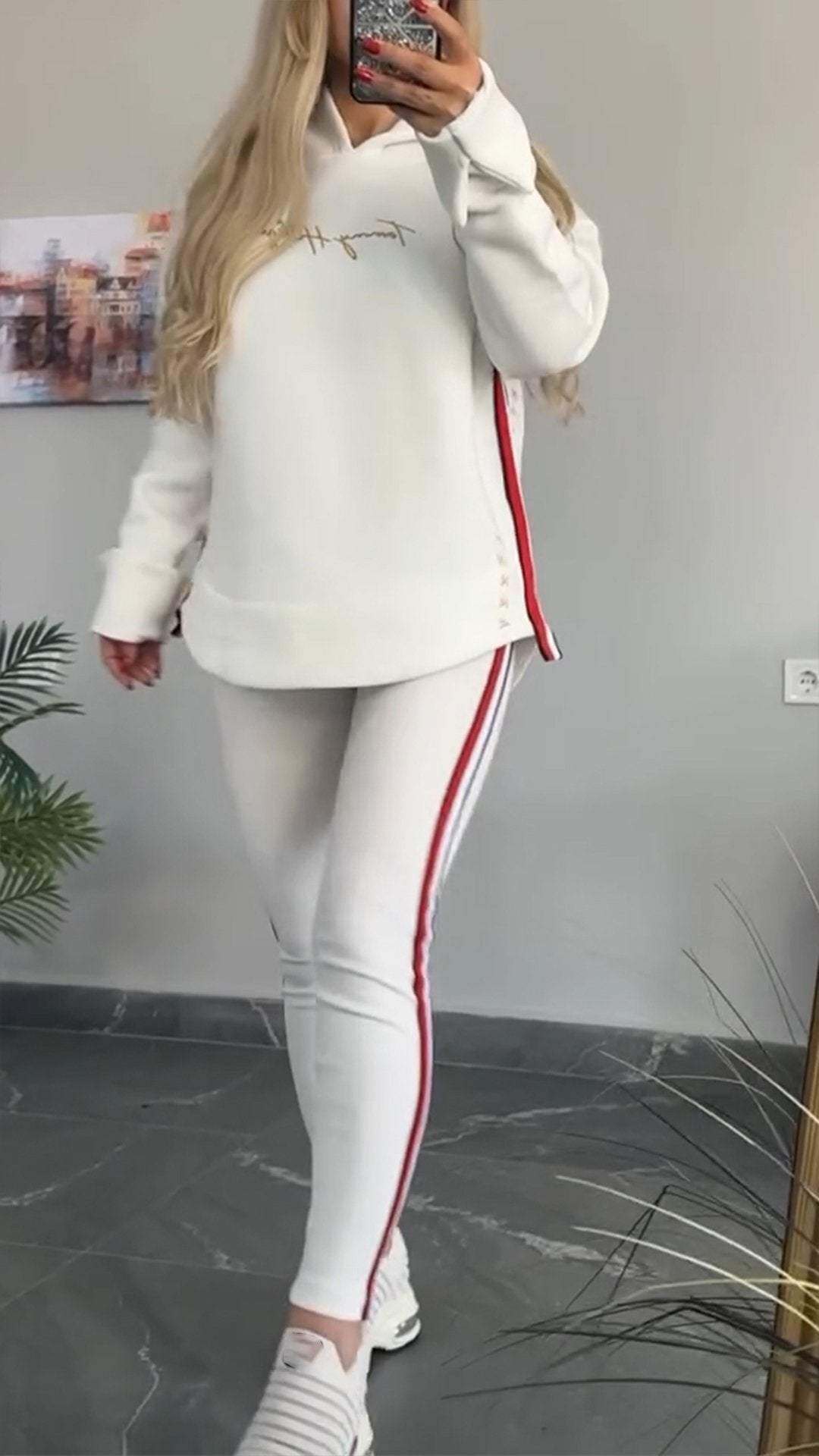 Csíkos alkalmi öltöny nőknek hosszú ujjal és kapucnival