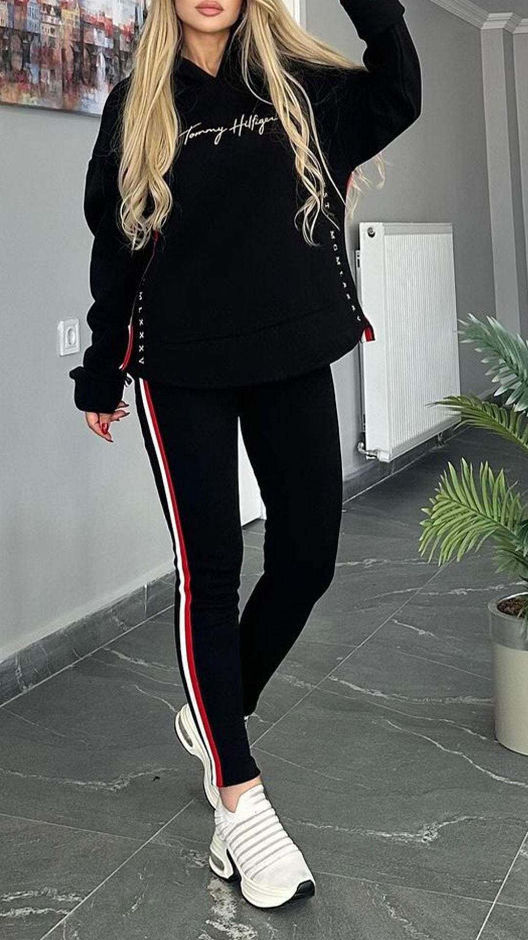 Csíkos alkalmi öltöny nőknek hosszú ujjal és kapucnival