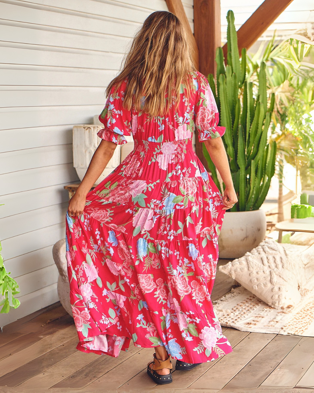 Hosszú ruha V-nyakkivágással és rugalmas ujjakkal