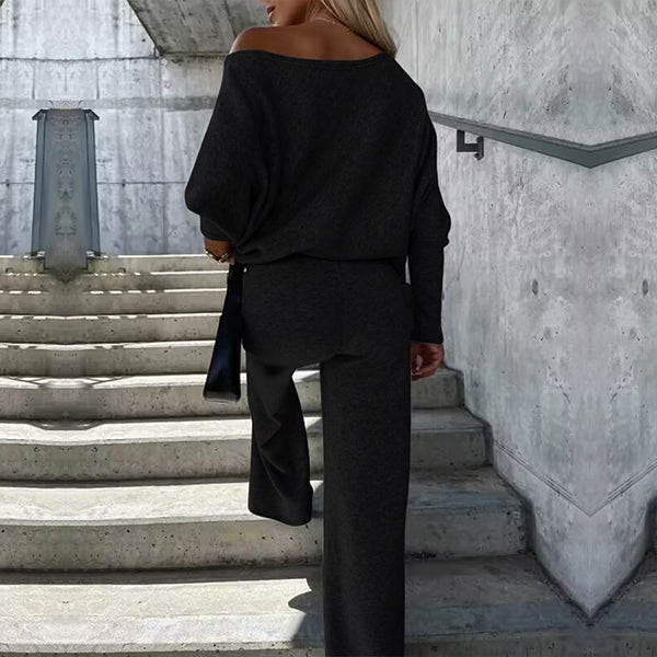 Egyszínű női öltöny kerek nyakkal és hosszú ujjal