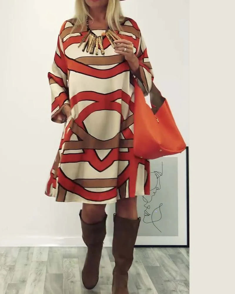 A ruha kerek nyakkivágással van nyomva