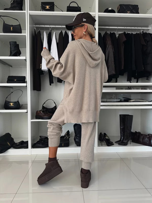 Kétrészes női szett hosszú ujjal, kapucnival és kerek nyakkal