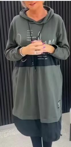 Alkalmi női ruha mintával, kapucnival és zsebekkel