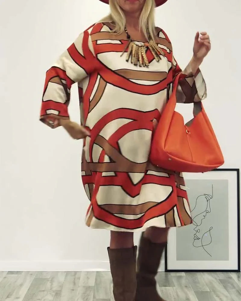 A ruha kerek nyakkivágással van nyomva