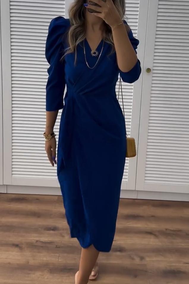 Elegáns női ruha testhezálló szabással, V-nyakkivágással