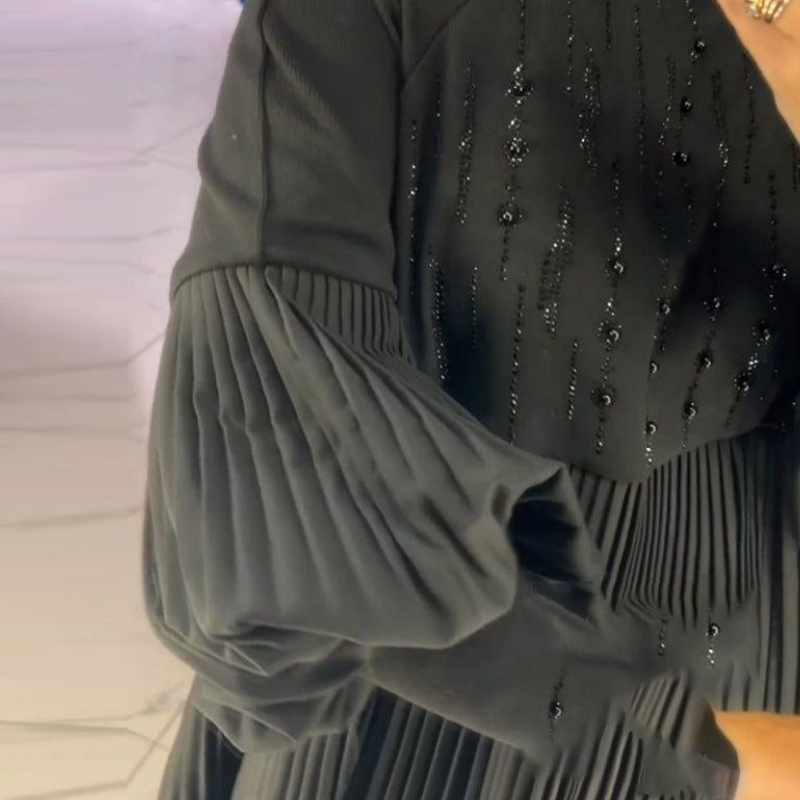 Női molett ruha lámpás ujjakkal és gallérral