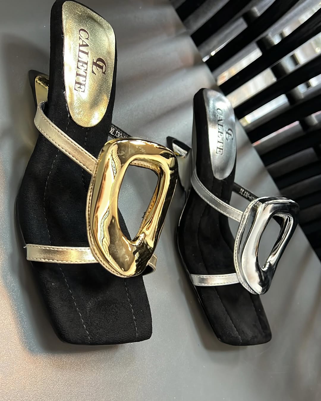 Női nyári, modern szandálok alacsony sarkú, karika stílusú