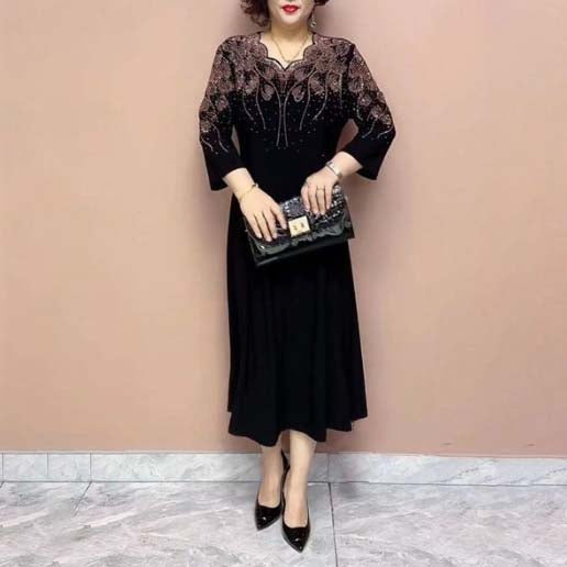 Nemes, elegáns női ruha brokát nyakkivágással