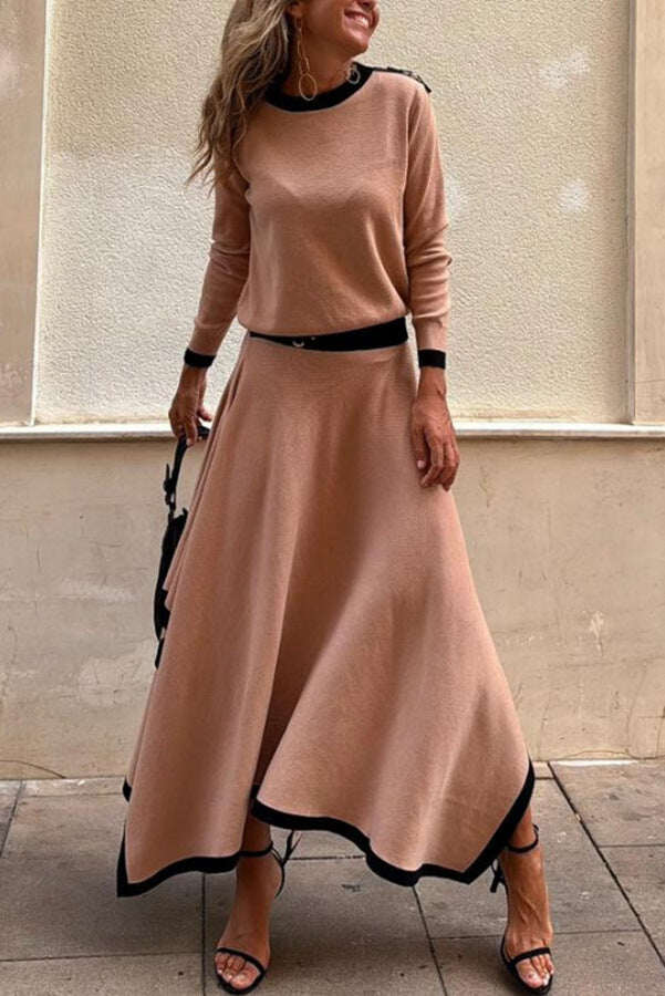 Stílusos kétrészes szett kontrasztos kötésből