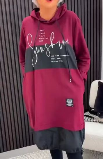 Alkalmi női ruha mintával, kapucnival és zsebekkel