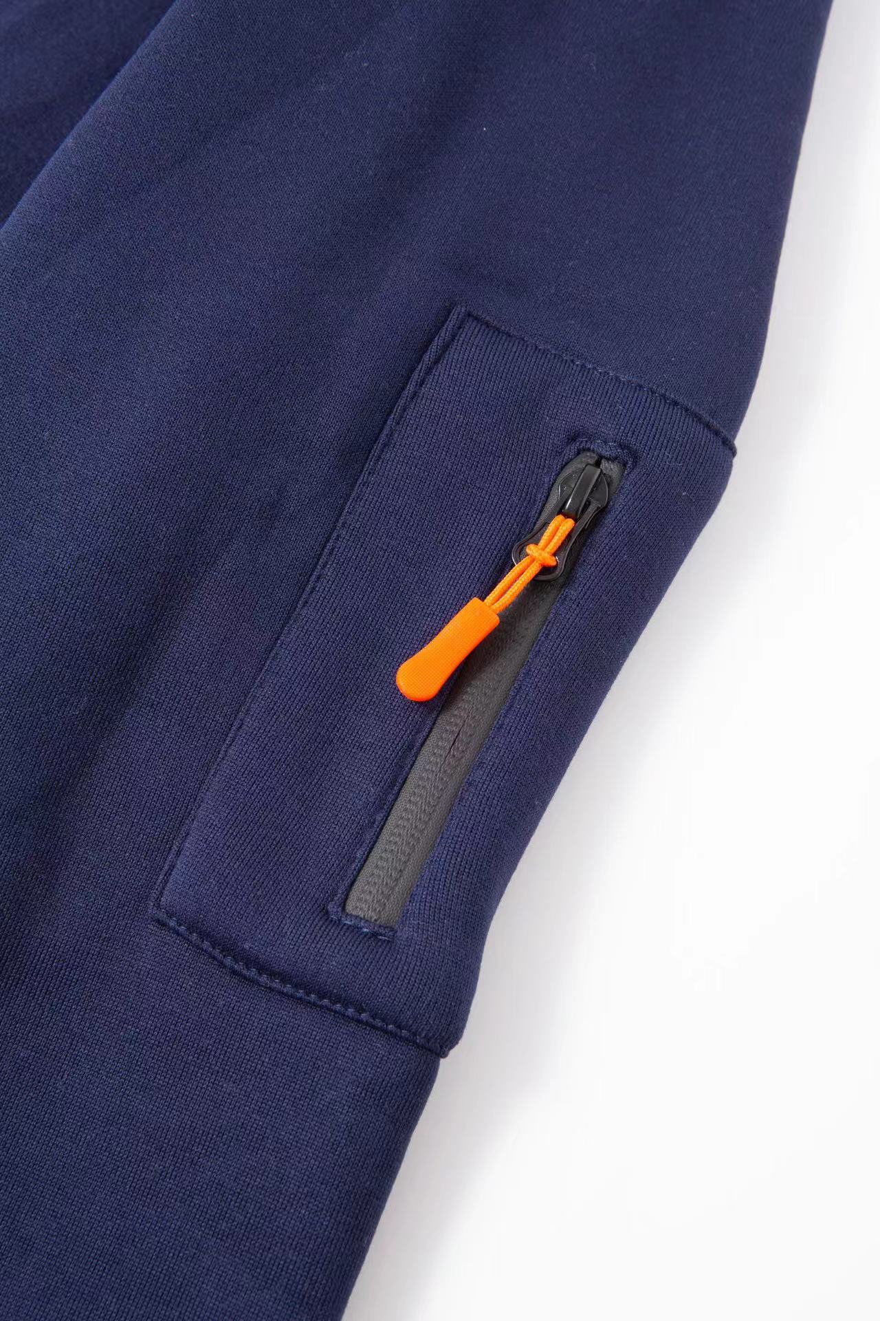 Elegáns, funkcionális, cipzáras férfi kapucnis pulóver