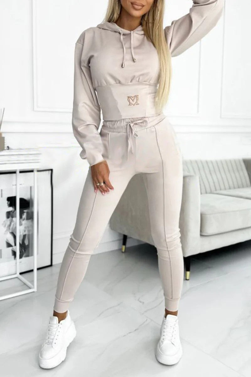 Női tréningruha kapucnival a derekán