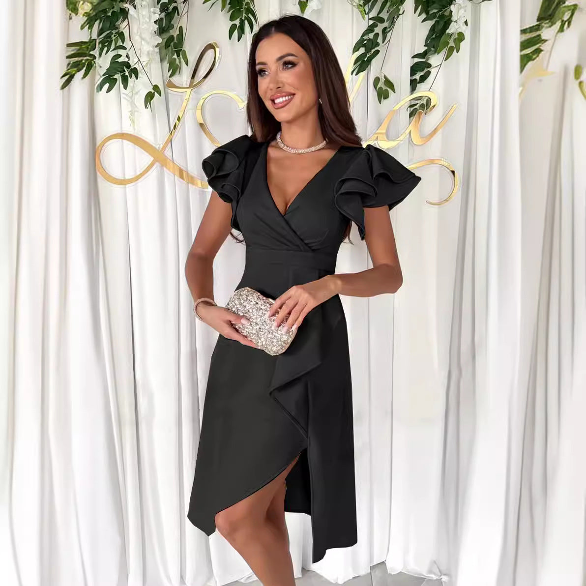 Szexi és testhezálló ruha rövid ujjal és V-nyakú