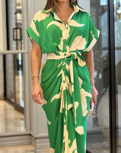 Rövid ujjú hajtóka egysoros, magas derekú ruha