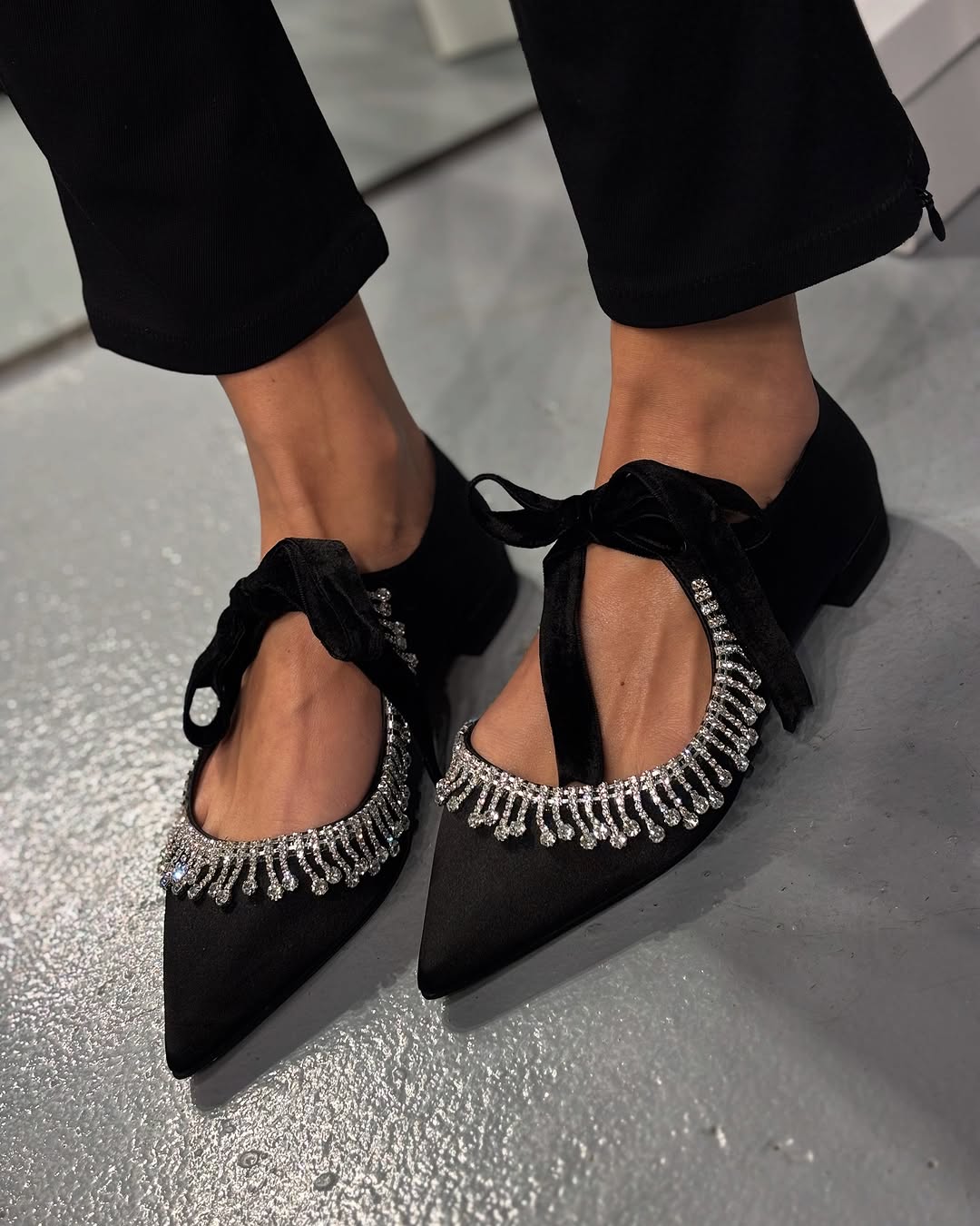 Ploni žemi bateliai, dekoruoti deimantais