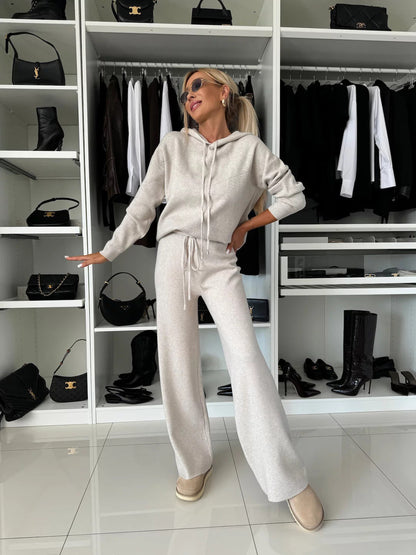 Kétrészes női szett hosszú ujjal, kapucnival és kerek nyakkal