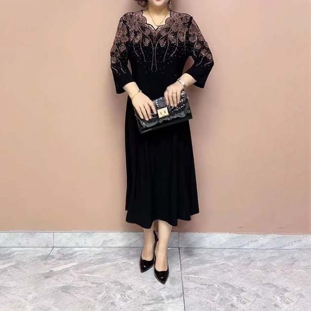 Nemes, elegáns női ruha brokát nyakkivágással