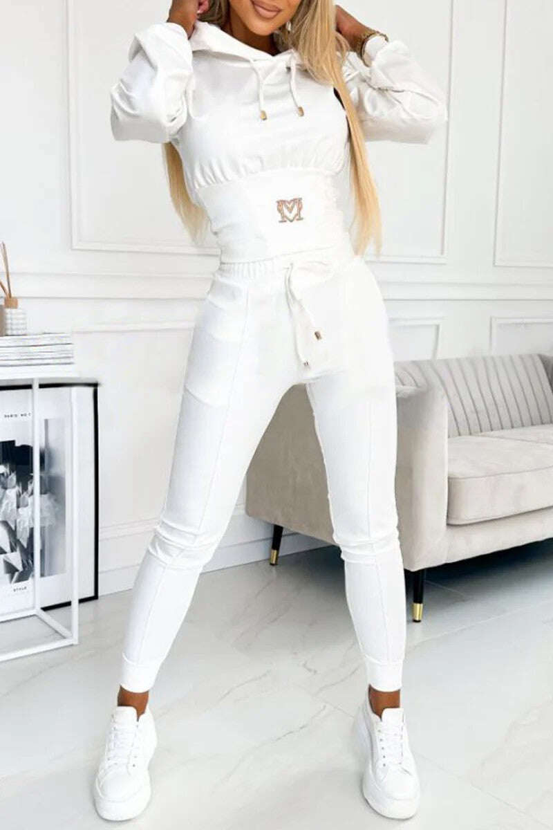 Női tréningruha kapucnival a derekán