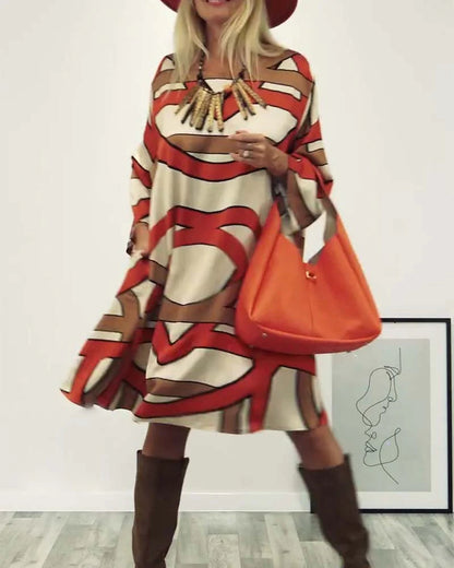 A ruha kerek nyakkivágással van nyomva