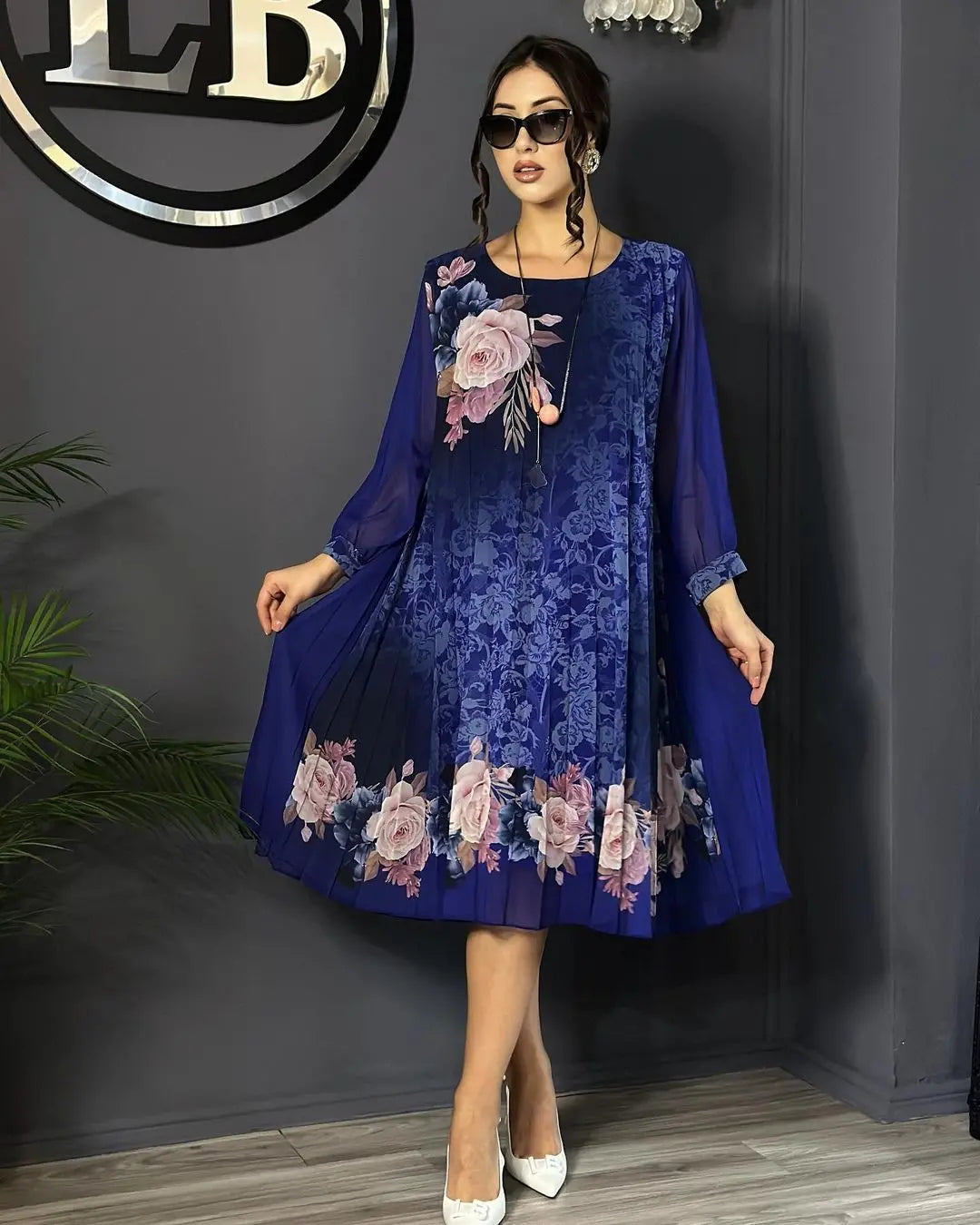 Tüllmintás ruha rózsákkal