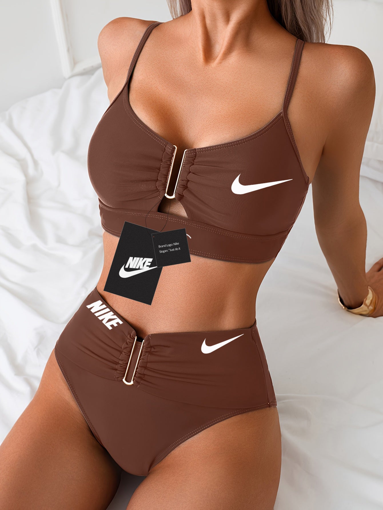 "Elegáns, magas derekú bikiniszett elöl gombos záródással és oldalsó cipzárral, eleganciát és divatot sugároz."