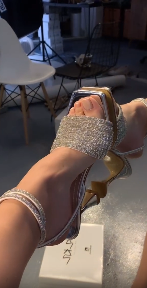 Női magas sarkú szandál szögletes orrú, rugalmas pánttal és strasszokkal