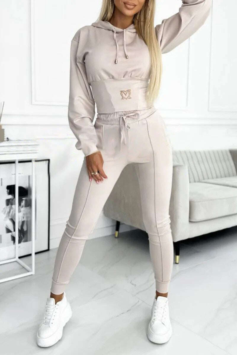 Női tréningruha kapucnival a derekán