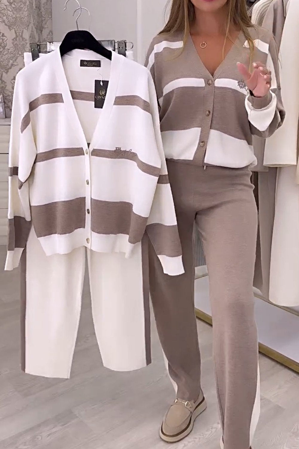 Divatos, kontrasztos színű kötött pulóver, kétrészes szett