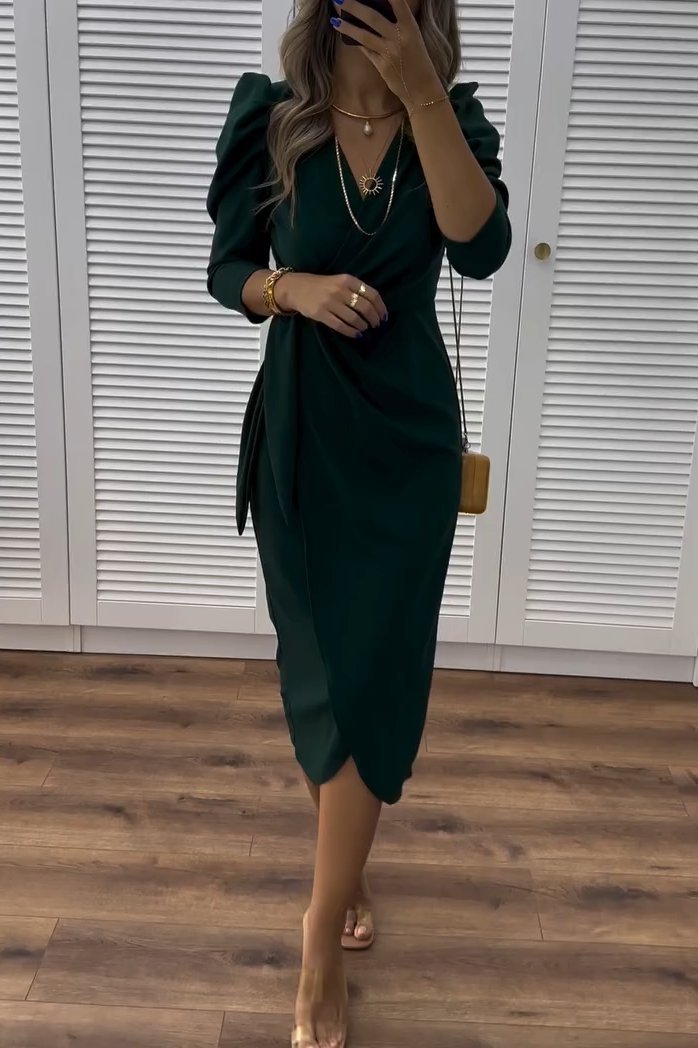 Elegáns női ruha testhezálló szabással, V-nyakkivágással