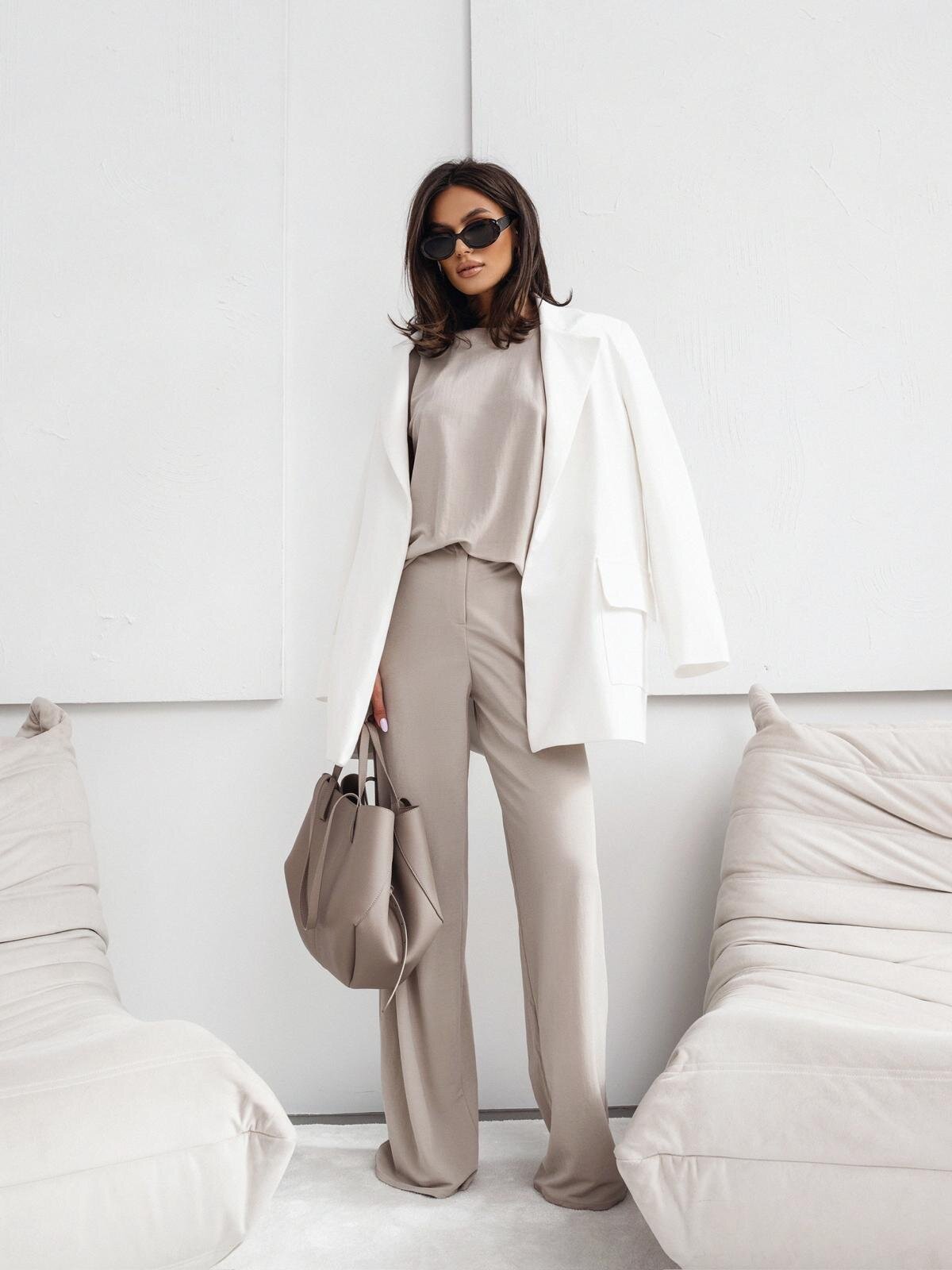 ELEGÁNS KÉTRÉSZES NŐI ÖLTÖNY, EGYSZÍNŰ