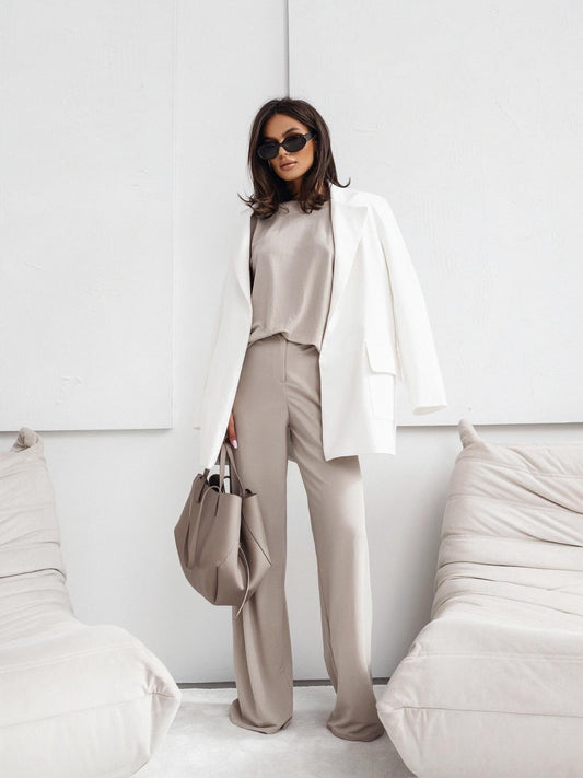 ELEGÁNS KÉTRÉSZES NŐI ÖLTÖNY, EGYSZÍNŰ