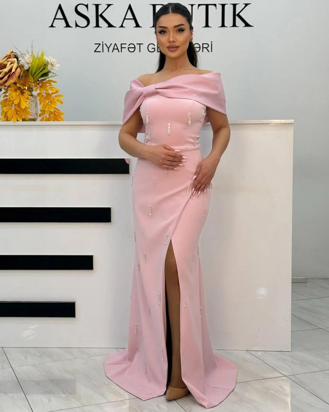 Elegáns és egyszerű estélyi ruha hasítékkal és csőszerű felsőrésszel