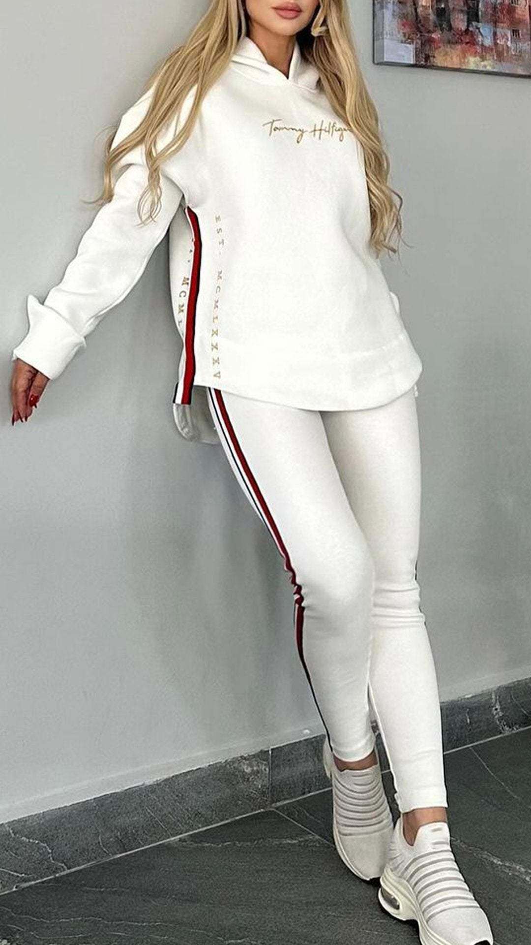 Csíkos alkalmi öltöny nőknek hosszú ujjal és kapucnival