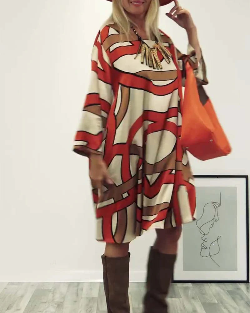 A ruha kerek nyakkivágással van nyomva