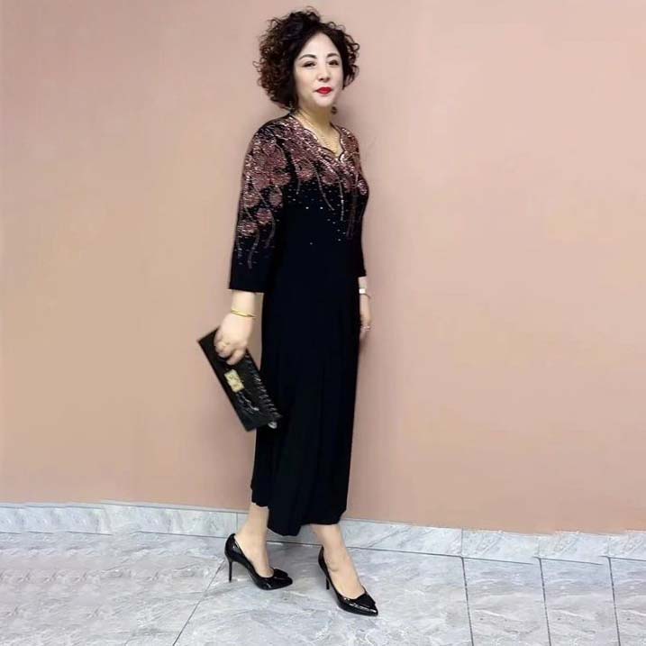 Nemes, elegáns női ruha brokát nyakkivágással