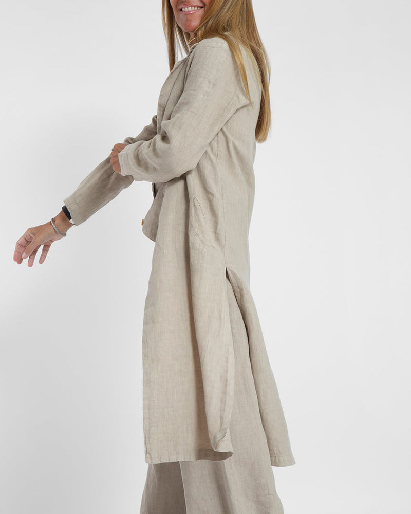 Alkalmi karcsúsított, hosszú gallérú kabát füles zsebekkel