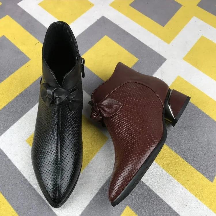 Női divat, valódi bőrből készült magassarkú cipő